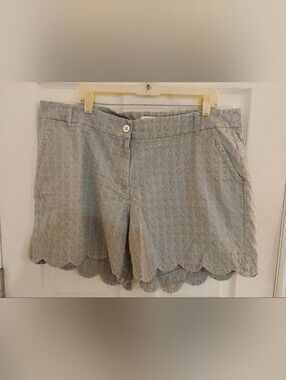 crown & ivy Gray Scalloped-Hem Embossed Bermuda Shorts